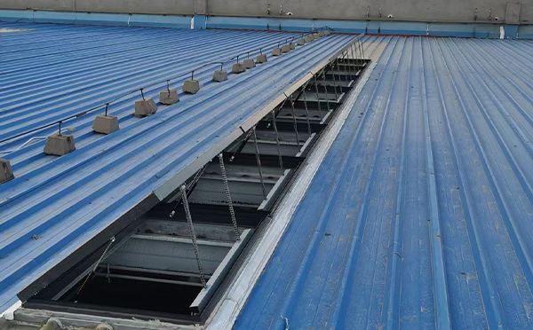 某城市大型商业综合体中庭果洛排烟窗工程